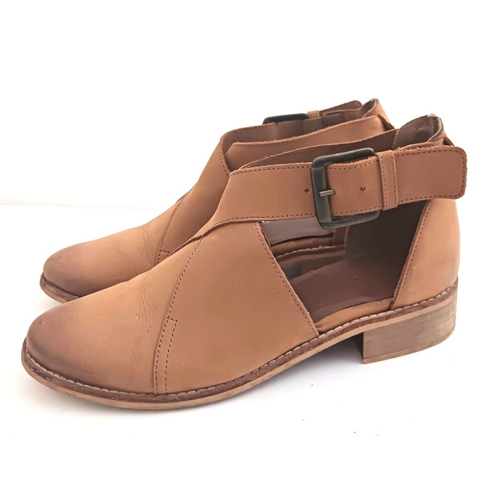 Crevo Elena Tan Leather Bootie Buckle Ankle Strap Low Block Heel Sz 8